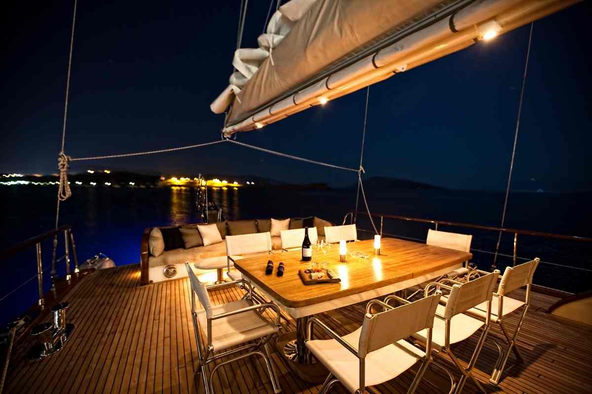 Istanbul Bosphorus Night party tour with Dinner Cruise